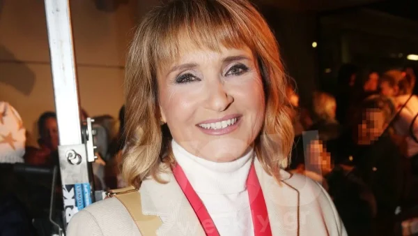 Με ψάθινο καπέλο και μωβ μπικίνι στην παραλία - Το μαυρισμένο σώμα της Μάρας Ζαχαρέα στα 57 της