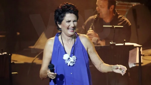 Με μαύρο ολόσωμο μαγιό στα 67 της - Η Άλκηστις Πρωτοψάλτη πόζαρε ακομπλεξάριστη με θέα την θάλασσα στη Γαύδο