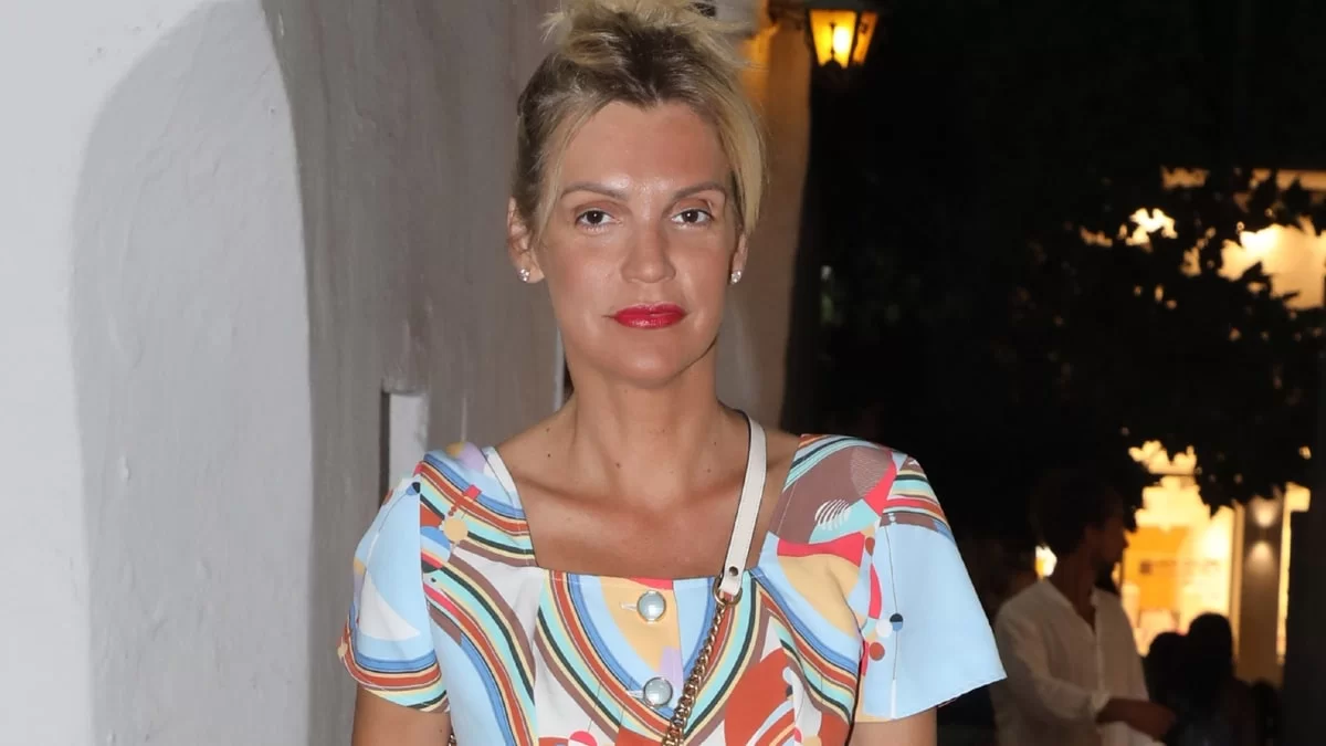 1.900 ευρώ κοστίζει η Gucci τσάντα της Σάσας Σταμάτη - Την κράτησε στη Μύκονο και τράβηξε όλα τα βλέμματα