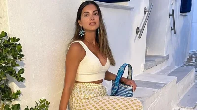 Φουλ μαυρισμένη με πλεκτό πορτοκαλί σορτσάκι - Εντυπωσίασε η casual εμφάνιση της Σταματίνας Τσιμτσιλή στην Αστυπάλαια