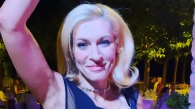 Χόρευε ξυπόλητη πάνω σε τραπέζι ταβέρνας - Σε μεγάλα κέφια η Ζέτα Δούκα στην Κρήτη