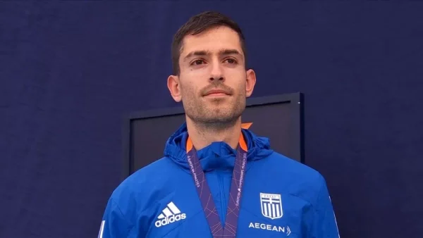 Αποθέωση για τον Μίλτο Τεντόγλου στην απονομή του χρυσού μεταλλίου - Ασταμάτητοι πανηγυρισμοί και συγκίνηση