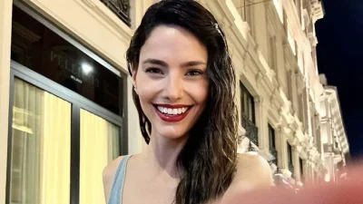 Όχι στην Τενερίφη αλλά στην Ελλάδα - Σε καταγάλανα νερά με αποκαλυπτικό ολόσωμο μαγιό η Ηλιάνα Παπαγεωργίου