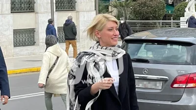 Ξανθιά και σικάτη όπως η κόρη της - Η κούκλα μητέρα της Σίας Κοσιώνη