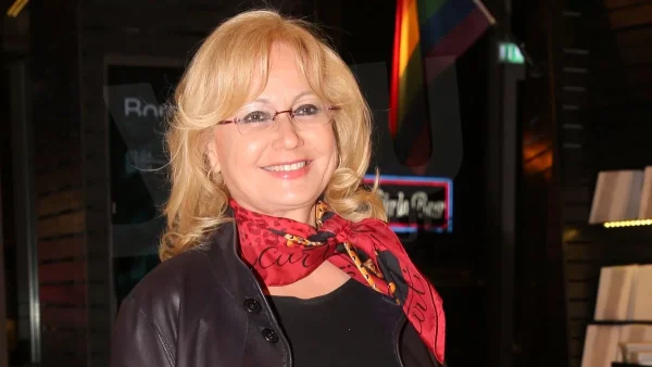 Καμία σχέση με την Αγγελική Νικολούλη - Στο φως σπάνια φωτογραφία με την κούκλα μελαχρινή αδερφή της, Μαρία