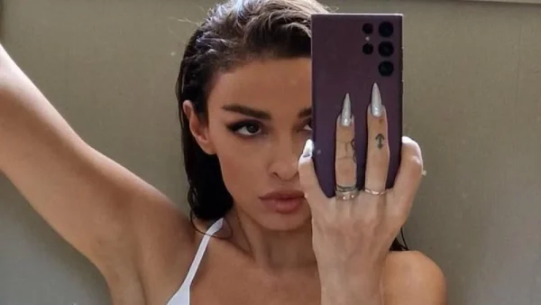 Η Ελένη Φουρέιρα το τόλμησε! Με λευκή κολλητή μίνι φούστα και neon lime ψηλές μπότες μέσα στο κατακαλόκαιρο