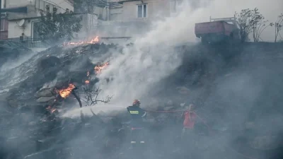 Φωτιά στο χωριό Συκά κοντά στη Λαμία