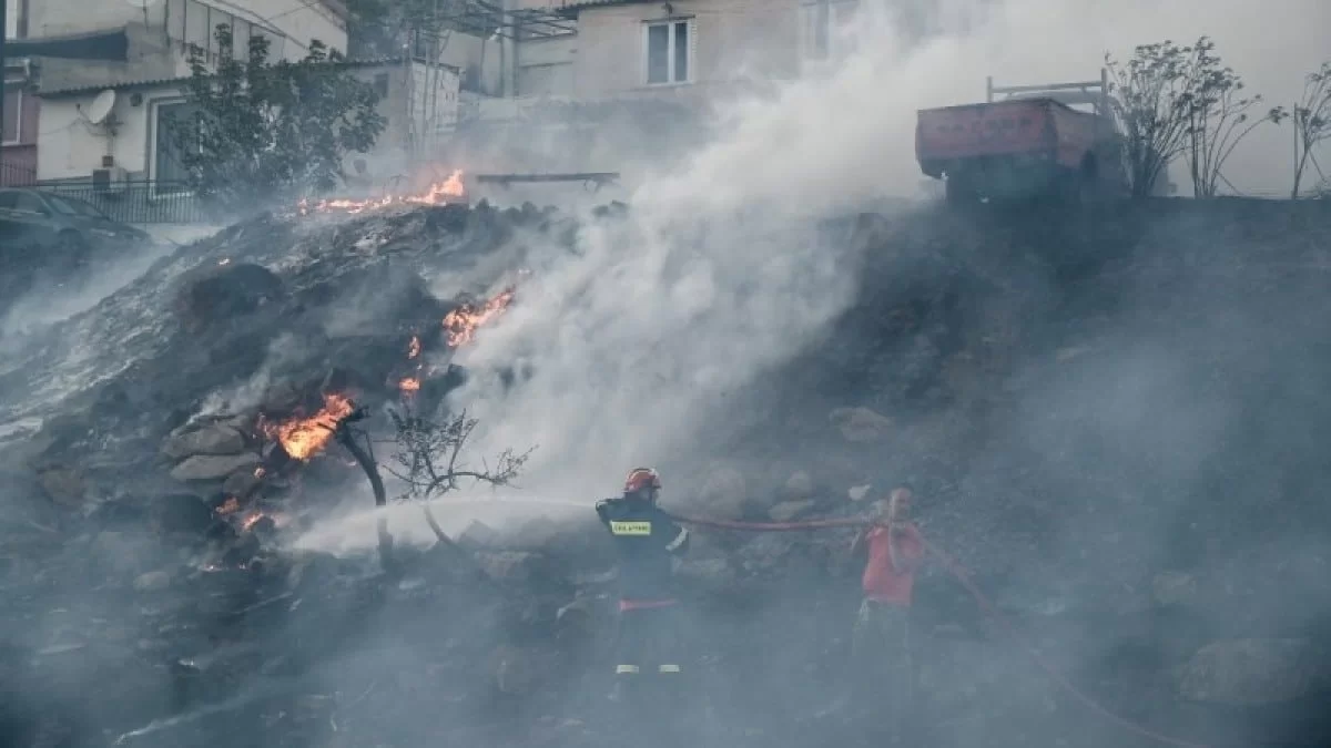 Φωτιά στο χωριό Συκά κοντά στη Λαμία