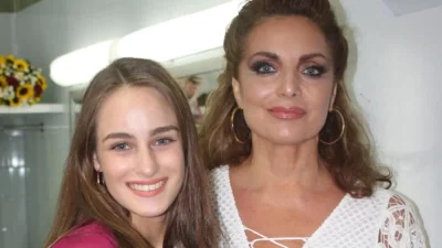 Ολόκληρη γυναίκα η Μαρία Βοσκοπούλου - Στο πλευρό της Άντζελας Γκερέκου για τα γυρίσματα στη Γη της Ελιάς