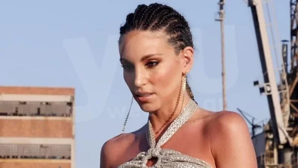 Δροσίστηκε με λάστιχο κήπου - Έσταζε από πάνω μέχρι η κάτω η Αθηνά Οικονομάκου με το μπικίνι της