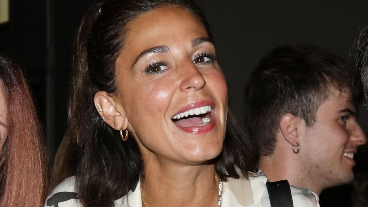 Το κρουαζέ, πολύχρωμο, mini φόρεμα της Κατερίνας Παπουτσάκη είναι το must have κομμάτι του φθινοπώρου - Το φόρεσε σε θεατρική παράσταση