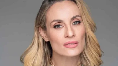 Με ολόσωμο μαγιό με άνοιγμα στο στήθος και δέσιμο στο λαιμό - Το πραγματικό σώμα της Ελεονώρας Μελέτη στα 43 της