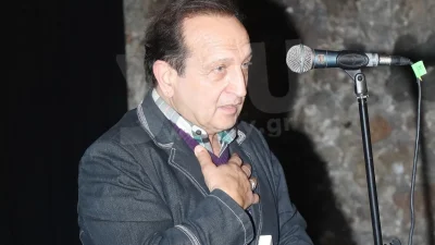 Ο Σπύρος Μπιμπίλας "πέθανε" πασίγνωστο Έλληνα καλλιτέχνη ενώ εκείνος βγήκε και το διέψευσε