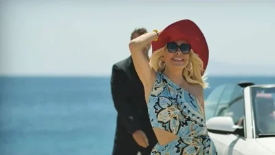 Την κοιτούσαν όλοι στο νησί - Σαν άλλη ντίβα η Ελένη Μενεγάκη στην εκπομπή του Τσιμιτσέλη για ψάρεμα