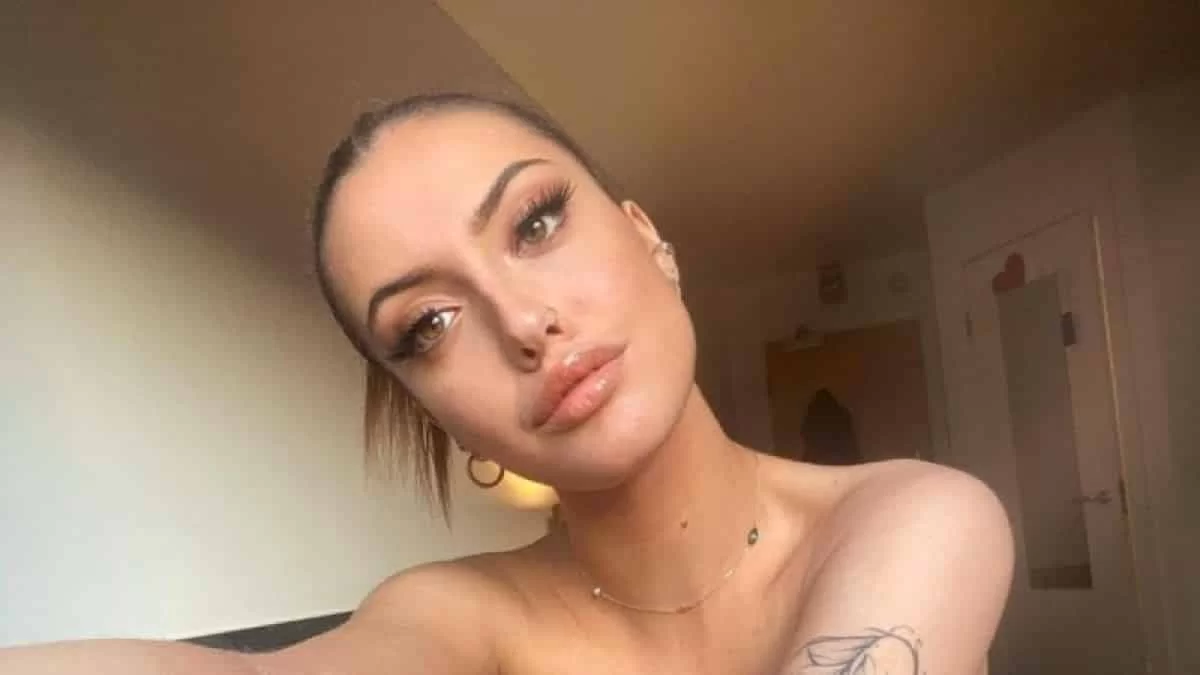 Μετά την Γροιλανδία στην Ίο - "Λάμπει" από ευτυχία η Δανάη Λιβιεράτου στο πλευρό του συντρόφου της