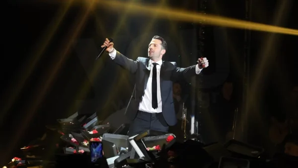 Ασύλληπτο περιστατικό σε συναυλία του Κωνσταντίνου Αργυρού - Θαυμάστρια πέταξε ξανά... σουτιέν