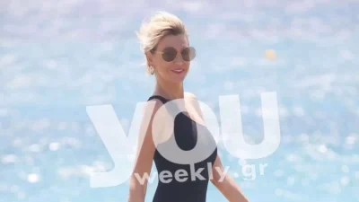 Με εμπριμέ πιτζάμα σετ στα στενά της Μυκόνου - Η ανατρεπτική εμφάνιση της Σάσας Σταμάτη σε πρωινή της βόλτα