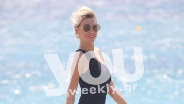 Με εμπριμέ πιτζάμα σετ στα στενά της Μυκόνου - Η ανατρεπτική εμφάνιση της Σάσας Σταμάτη σε πρωινή της βόλτα