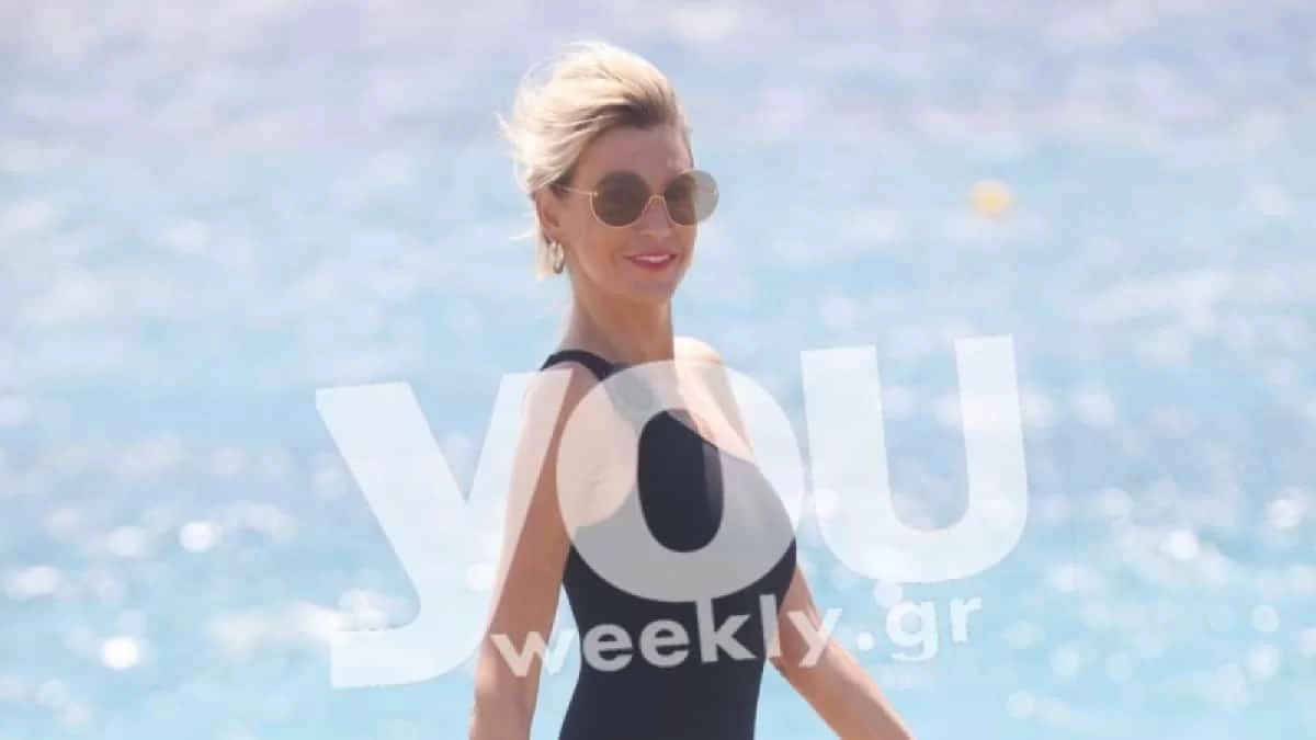 Με εμπριμέ πιτζάμα σετ στα στενά της Μυκόνου - Η ανατρεπτική εμφάνιση της Σάσας Σταμάτη σε πρωινή της βόλτα
