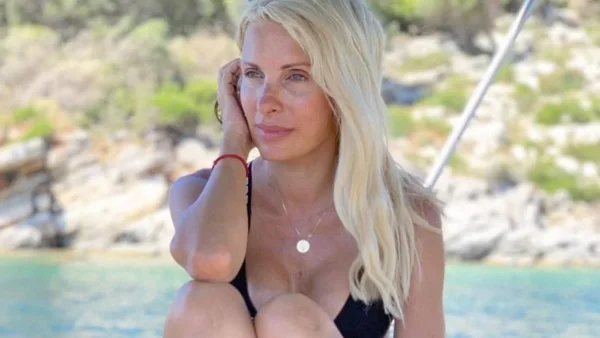 Ανανεωμένη και μαυρισμένη η Ελένη Μενεγάκη - Ποζάρει με λευκό ανοιχτό πουκάμισο πάνω στο σκάφος του Ματέο