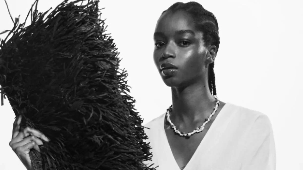 Η λινή, midi φούστα από το Mango που θα σε βγάλει από τη δύσκολη θέση, όταν δε θα ξέρεις τι να φορέσεις - Είναι σε τιμή σοκ