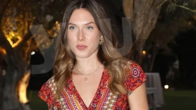 Με μαύρο μπικίνι και αλυσίδα σώματος - Η πόζα της Αφροδίτης Λιάντου πάνω σε μαύρο φουσκωτό σκάφος