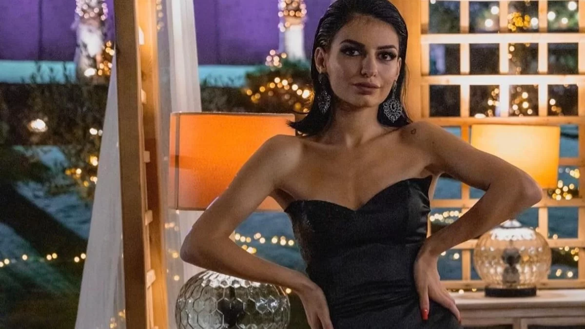 Δεν ερωτεύτηκε απλά αλλά ''λιώνει'' η Αντζελίνα του Bachelor - Με κόκκινο σατέν νυχτικό στην αγκαλιά του καλού της