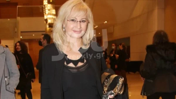 Έτσι όπως δεν την έχουμε ξανά δει: Βίντεο με την Αγγελική Νικολούλη να πίνει και να τραγουδά σε μαγαζί της Πάρου