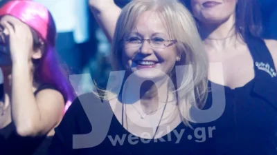 Χαλαρή σε νησιώτικο ταβερνάκι - Με άλλα ρούχα από τα συνηθισμένα η Νικολούλη σε βραδινή έξοδο