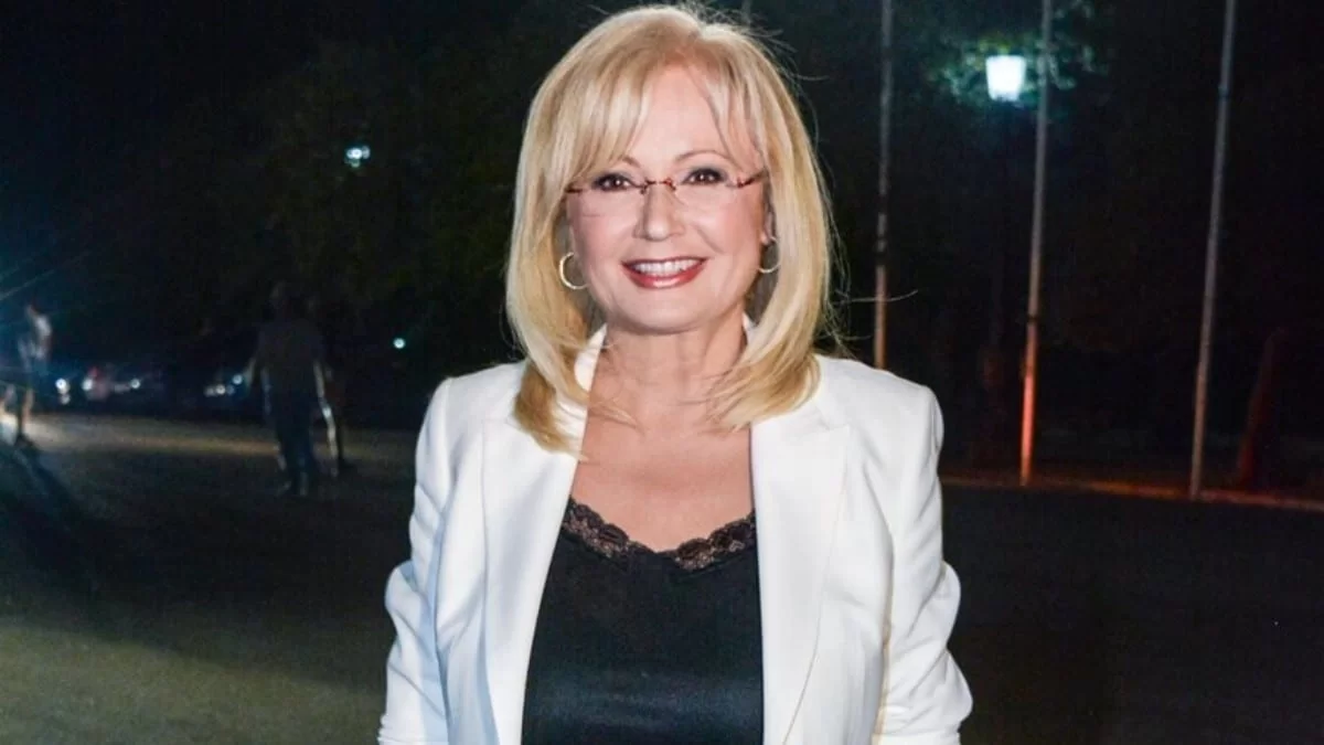 Το χαίρεται σαν μικρό παιδί - Ανέμελη και άκρως καλοκαιρινή η Αγγελική Νικολούλη με το μαγιό στην θάλασσα