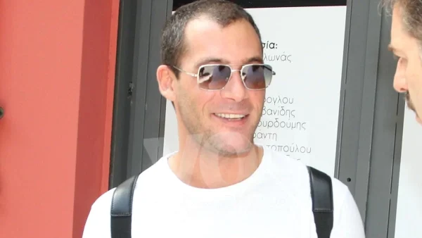 Αντίνοος Αλμπάνης: Η απάντηση του ηθοποιού για τη γυμνή φωτογραφία στο Instagram - Την "κατέβασαν" λίγο αργότερα