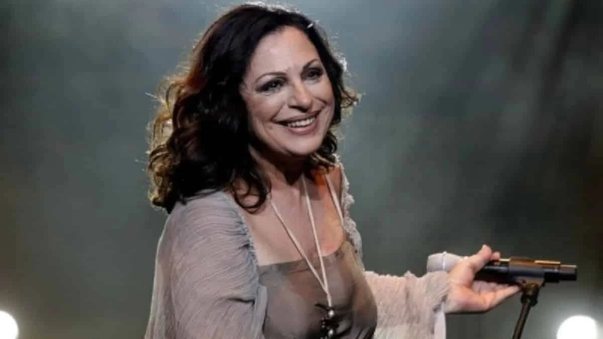 Πρώην και νυν μαζί - Η Χάρις Αλεξίου αγκαλιά με τον πρώην άντρα της και την σύντροφό του