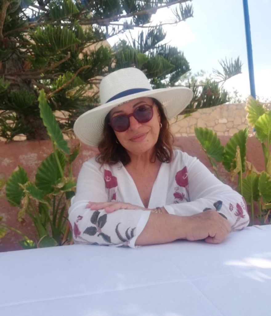 Η Χάρις Αλεξίου με τεράστιο ψάθινο καπέλο και φλοράλ πουκάμισο 