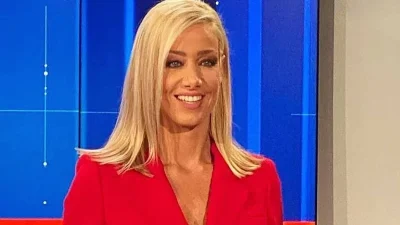 Ακόμη και καθιστή τα πόδια της φαίνονται δύο μέτρα - Αχτένιστη και άβαφη η Έφη Αλεβίζου στην παραλία