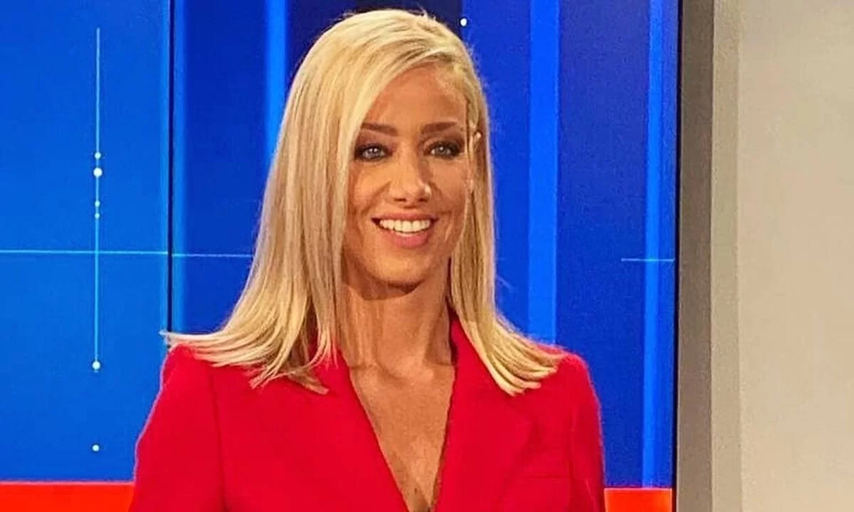 Ακόμη και καθιστή τα πόδια της φαίνονται δύο μέτρα - Αχτένιστη και άβαφη η Έφη Αλεβίζου στην παραλία