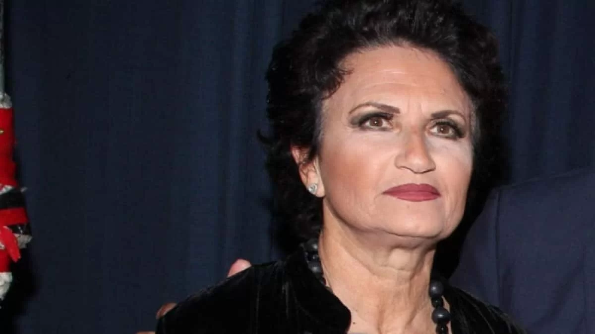 Με μαύρο ολόσωμο μαγιό στην Πάρο - Το πραγματικό σώμα της Άλκηστις Πρωτοψάλτη στα 67 της