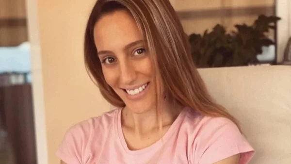 Χωρίς φίλτρα και ίχνος ρετούς - Η Άννα Κορακάκη "έριξε" το Instagram με το πράσινο μπικίνι της στην παραλία