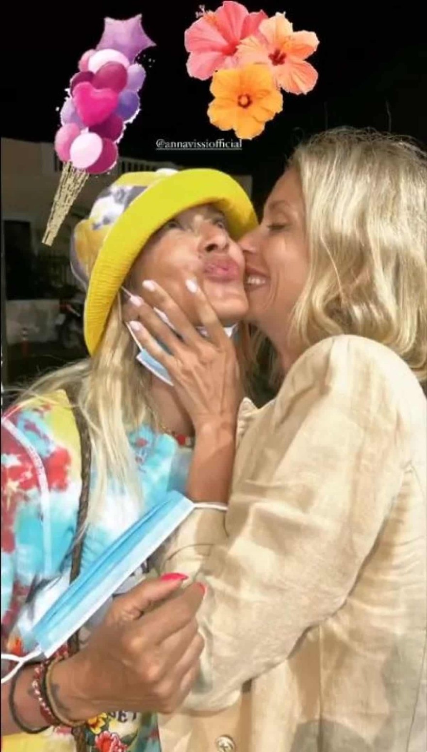 Άννα Βίσση - Σοφία Καρβέλα - Σαντορίνη