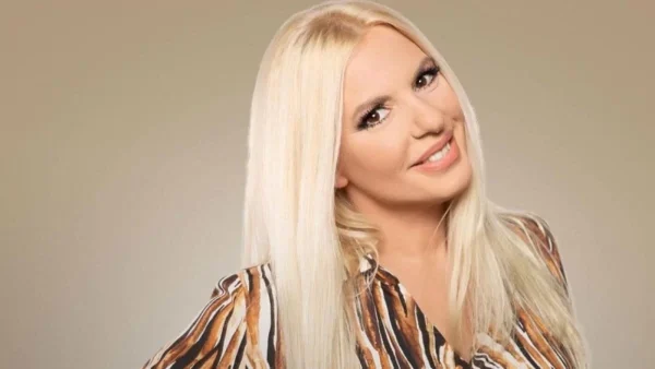 Μελαχρινή και καμία σχέση με την παρουσιάστρια - Αυτή είναι η αδερφή της Αννίτας Πάνια