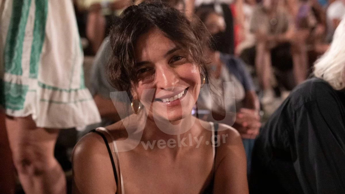 Με αέρινο μαύρο και πιασμένα μαλλιά - Μονοπώλησε τα βλέμματα στην Επίδαυρο η Αντιγόνη Κουλουκάκου