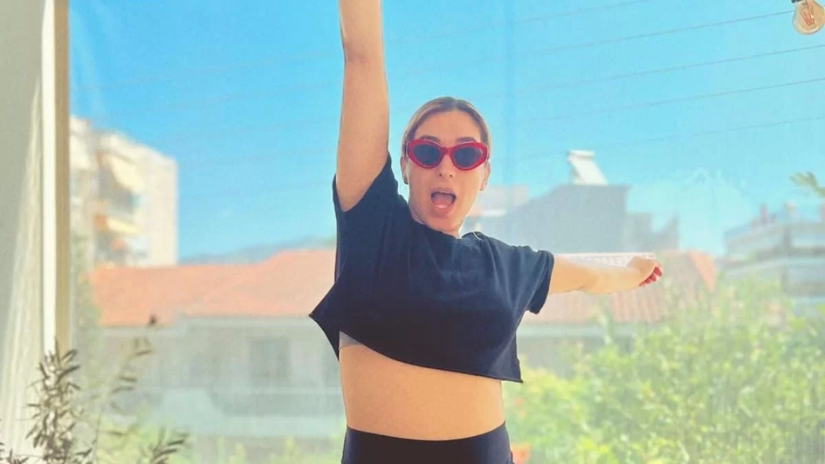 Η κοιλίτσα της έχει φουσκώσει πολύ - Η εγκυμονούσα Αντιγόνη Ψυχράμη με μπεζ μπικίνι στην παραλία