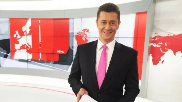 Δύο άντρες και μία ξανθιά στο πλευρό του Αντώνη Σρόιτερ - Πότε κάνει πρεμιέρα το κεντρικό δελτίο του ALPHA