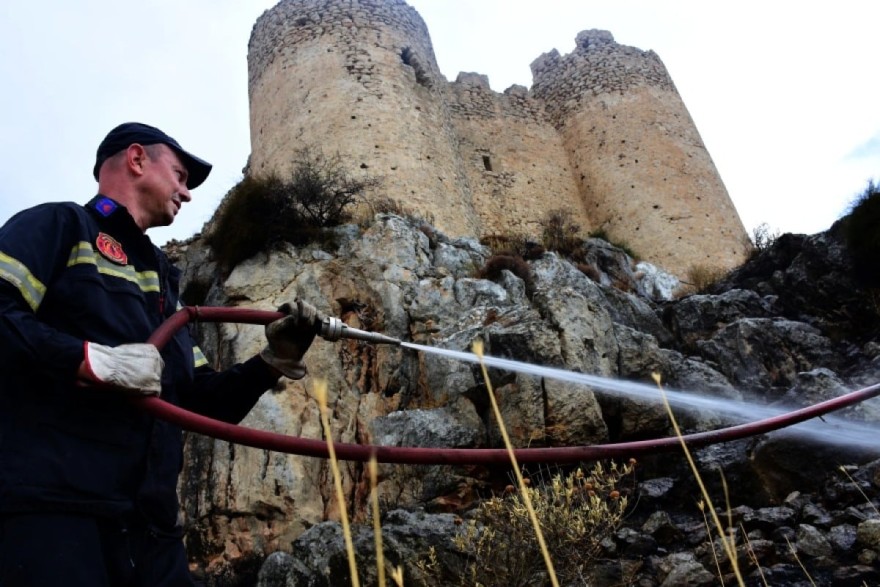 Η προσπάθειες της Πυροσβεστικής για κατάσβεση της φωτιάς στο Άργος