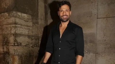 Δαμάζει τα κύματα της Λευκάδας ο Κωνσταντίνος Αργυρός - Ημίγυμνος στη σανίδα σαν επαγγελματίας σέρφερ