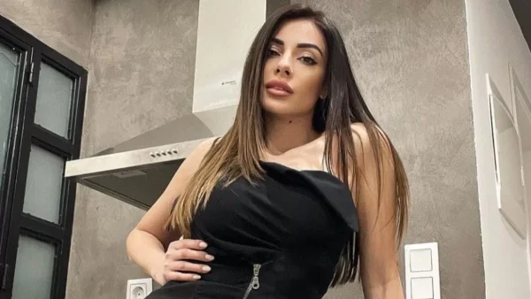 Μίνα Αρναούτη: Πόζαρε με αβυσσαλέο ντεκολτέ και ένα ποτήρι κρασί στο χέρι