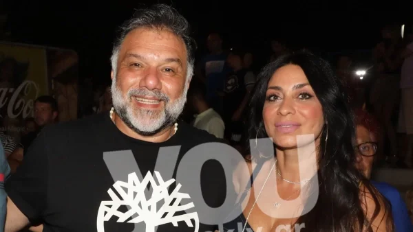 Έκατσε πρώτη σειρά στον Σεφερλή - ''Λύθηκε'' στα γέλια ο Αρναούτογλου συνοδευόμενος από την Αντωνίου