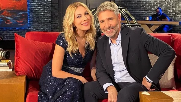 Έχει «πιάτο» την Ακρόπολη - Το γεμάτο φυτά σπίτι της Σμαράγδας Καρύδη και του Θοδωρή Αθερίδη στο κέντρο της Αθήνας