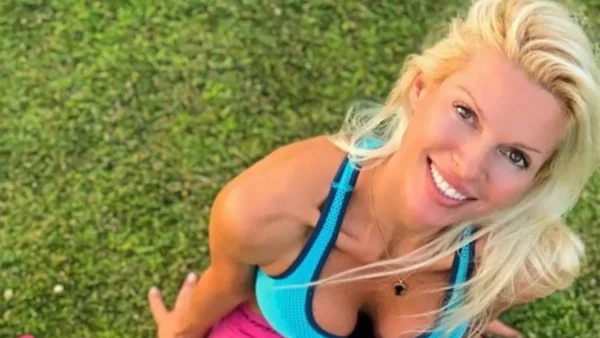 Ασημίνα Ιγγλέζου: Η πρώην παίκτρια του Survivor προκάλεσε εγκεφαλικά με το κορμί της στην παραλία