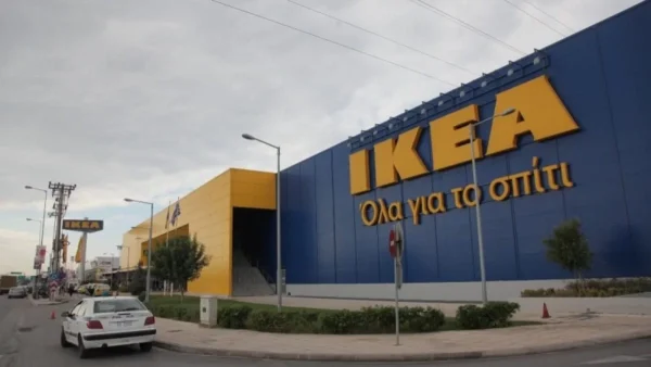 Είναι διθέσιος και χωράει σε κάθε σαλόνι - Πανζουρλισμός με τον μαύρο καναπέ των ΙΚΕΑ αξίας μόνο 129 ευρώ