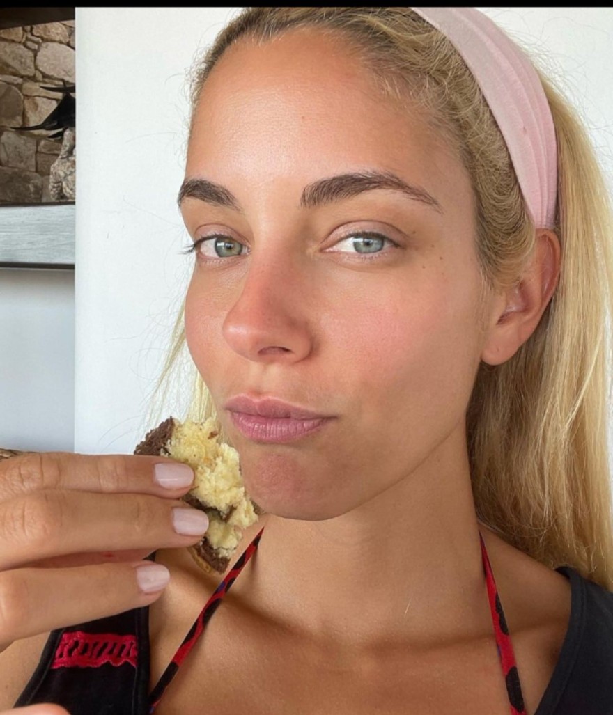 Αμακιγιάριστη με κορδέλα στα μαλλιά η Δούκισσα Νομικού